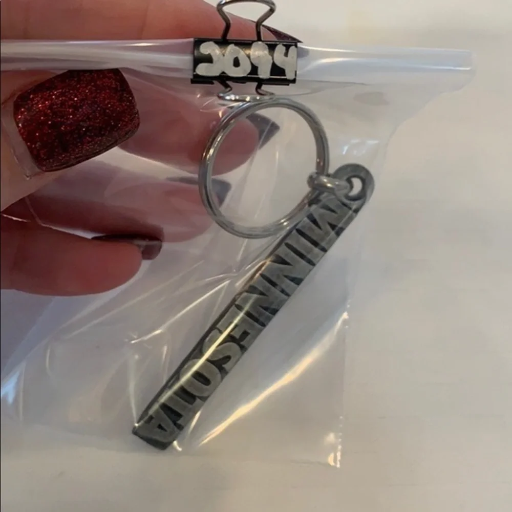 💐5/25 Minnesota silver tone key chain spell out